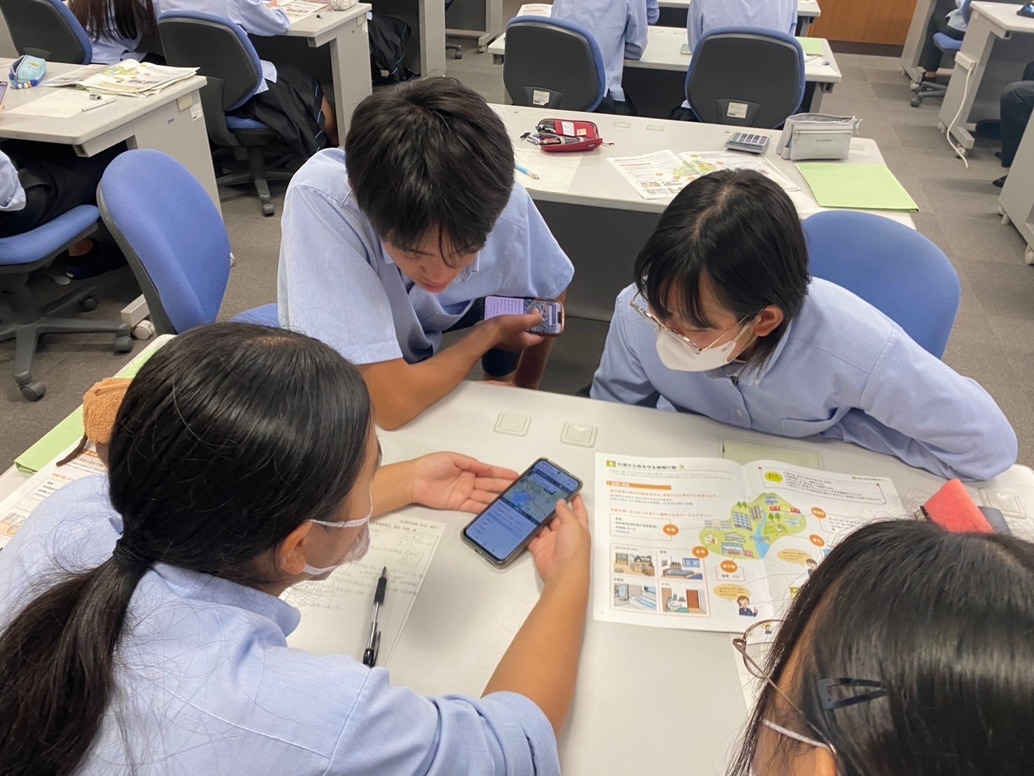 浜松湖北高等学校活動の様子（ハザードマップ確認中）