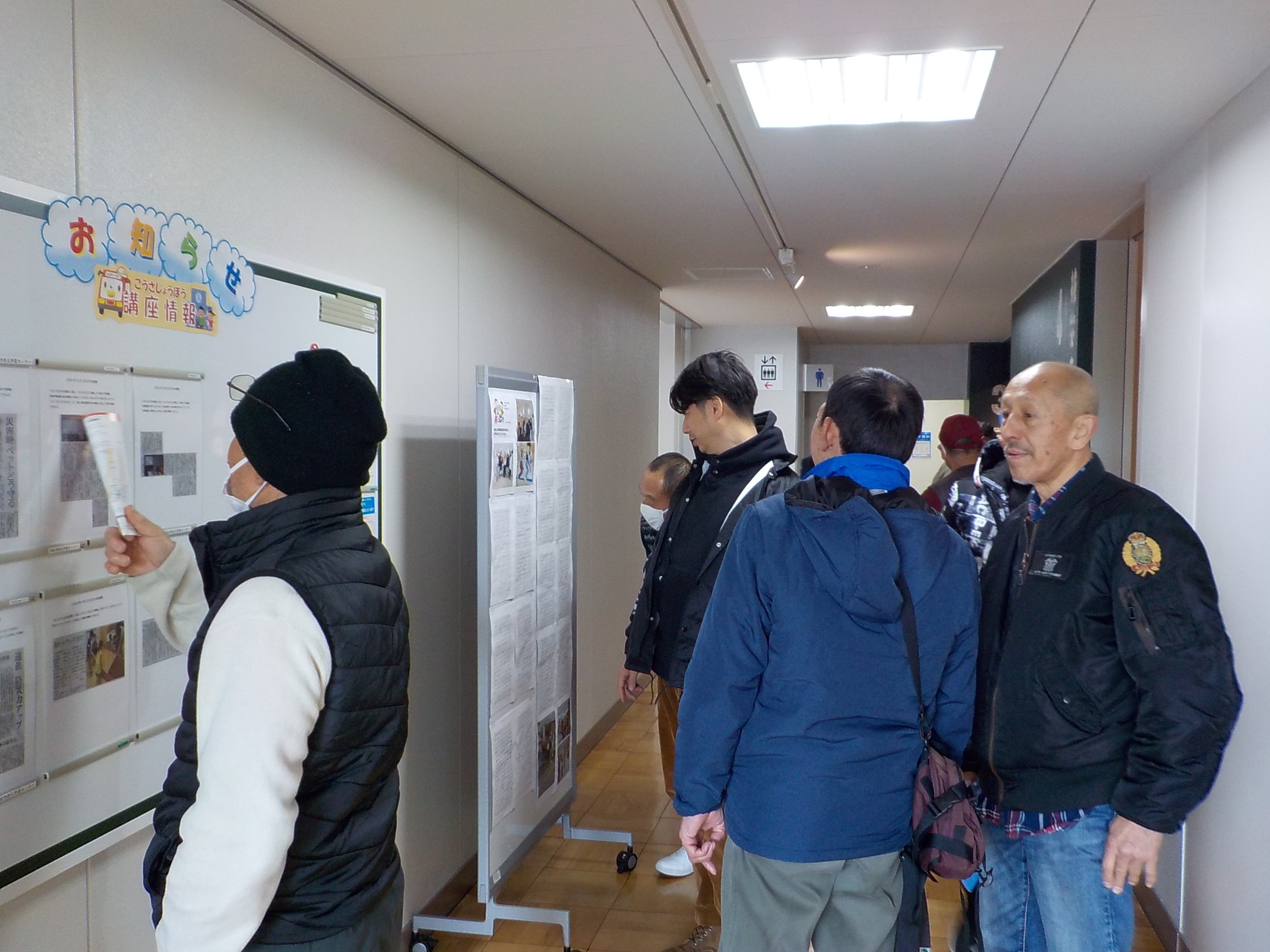2階掲示物見学の様子