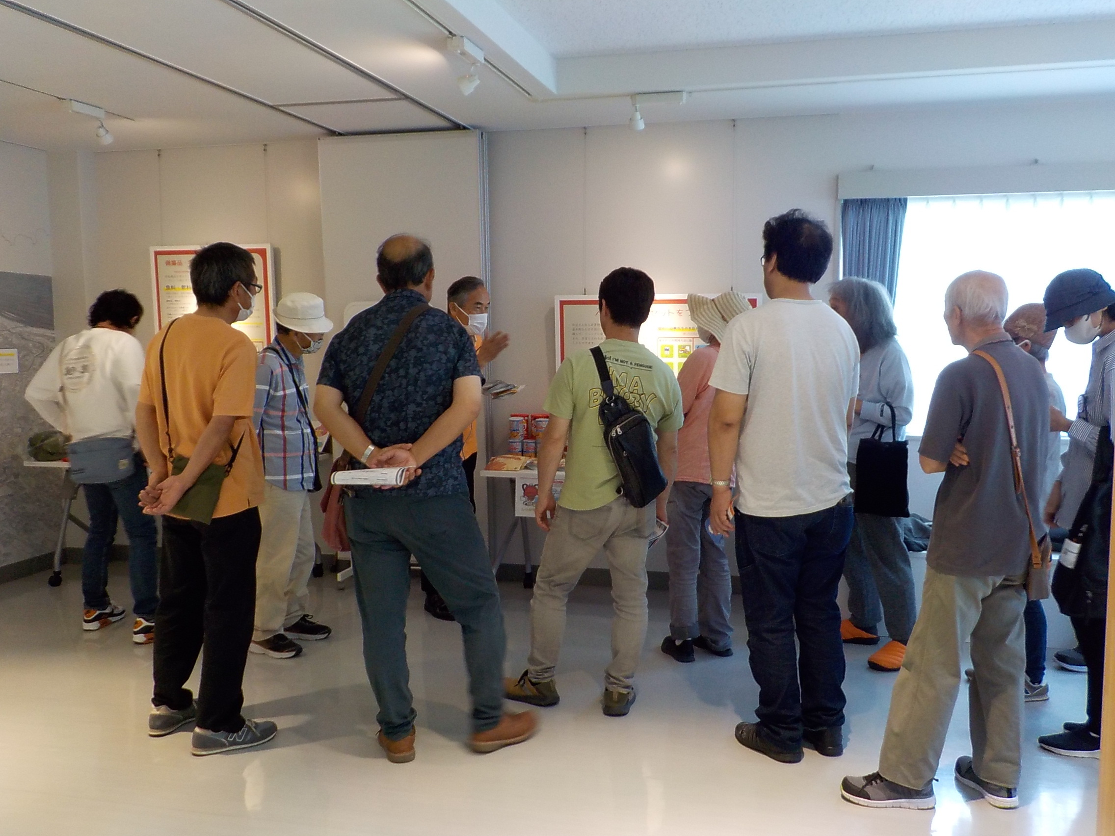 1階の見学の様子（非常持ち出し袋について考える）