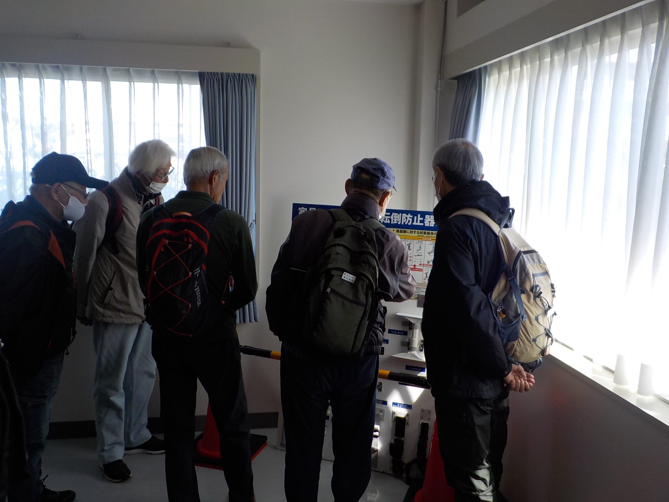 1階「家具転倒防止器具」の見学の様子